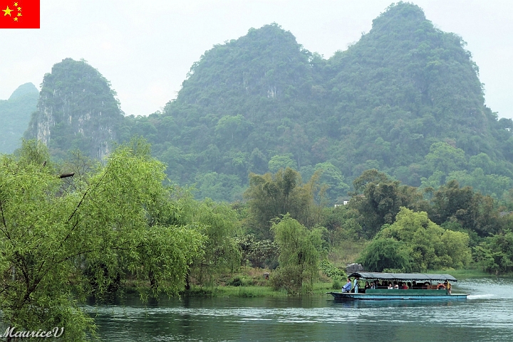 Guilin-698.jpg - Un petit cours d'eau claire traverse la ville de Guilin