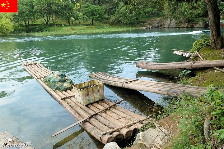Guilin-702.jpg - un radeau en bambou, très utilisé pour leurs déplacements