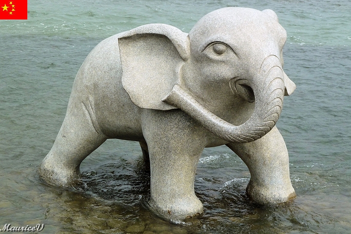 Guilin-755.jpg - Beaucoup de statues érigées le long de l'étang