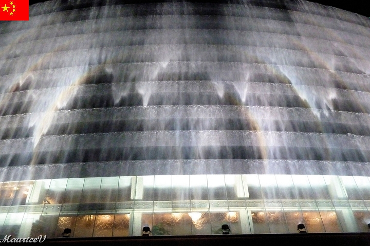 Guilin-797.jpg - Notre hôtel "Lijiang Water Falls" où se déroulait à 21 heures, de la musique mais surtout beaucoup d'eau en provenance de son toit.