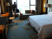 HongKong-864  Hôtel Sheraton à Zhongshan.  Gisèle examine les lieux