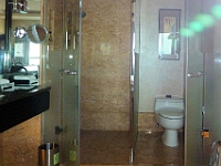 HongKong-865  Les vitres sont très utilisées pour les séparations