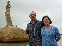 HongKong-883  On dit de la ville de Zhuhai qu'elle est la ville la plus romantique de la Chine.  Cette statue de granite,  possède une hauteur de 8,7 mètres et pèse 10 tonnes