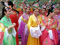 HongKong-919  Ces demoiselles nous ont présenté une chorégraphie haute en couleur