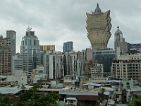 HongKong-937  Le Grand Lisboa, plaqué or et en forme de lotus est gratte-ciel de 261 mètres de hauteur et de 47 étages. (En service depuis 2008)