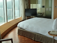 HongKong-999  Grand lit, tout vitré, où nous étions éclairés par la pleine lune