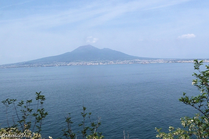 201305-040.jpg - Vue de notre chambre d'hôtel,  le volcan Vésuve