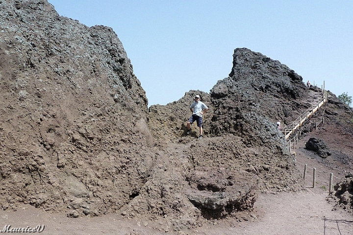 201305-116.jpg - En haut du cratère du Vésuve : Le 24 août 79, ce  volcan jusque-là endormi, entre en éruption a enseveli Pompéi