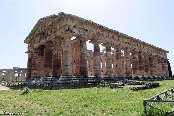 201305-227.jpg - Paestum.  3 temples ont été érigés au V et VI siècle avant J-C  ( Hera, Nettuno et Cérès)