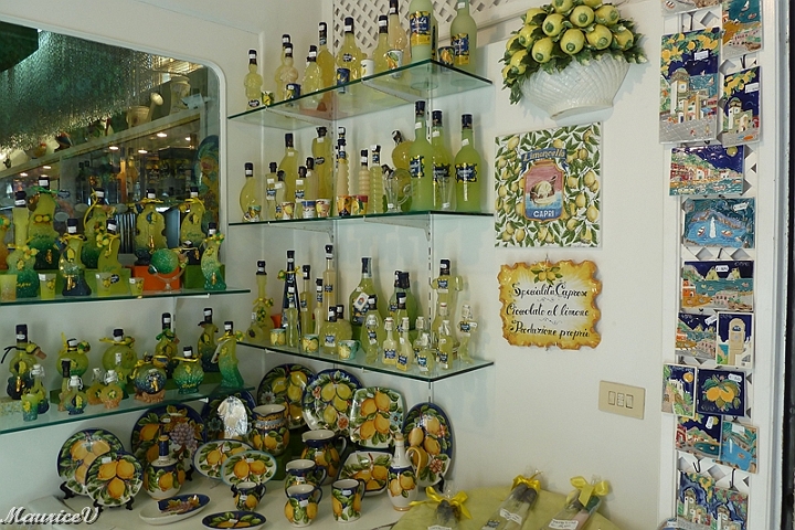 201305-273.jpg - Limoncello,  liqueur de citrons très populaire;  produit à base de zestes de citron, d'alcool, d'eau et de sucre