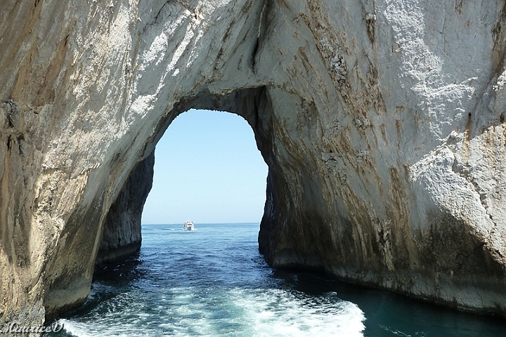 201305-353.jpg - Le petit "Percé" de la Côte Amalfitaine en se rendant sur l'île de Capri