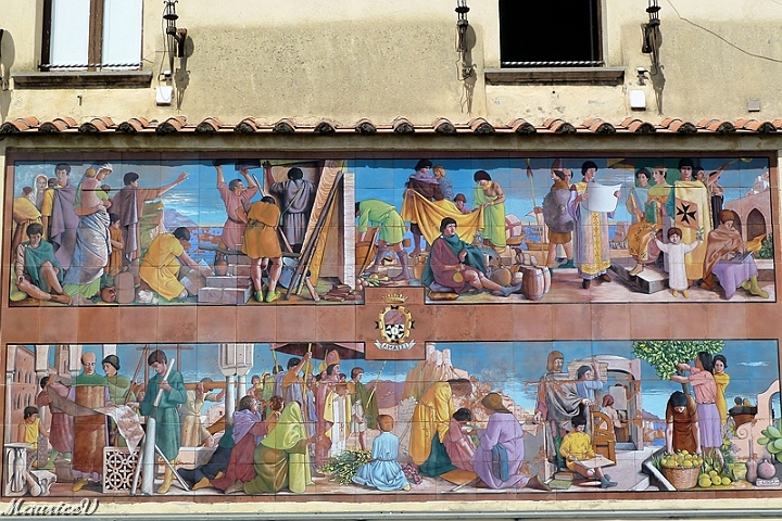 201305-426.jpg - Plusieurs murs extérieurs nous dévoilent leur histoire passée