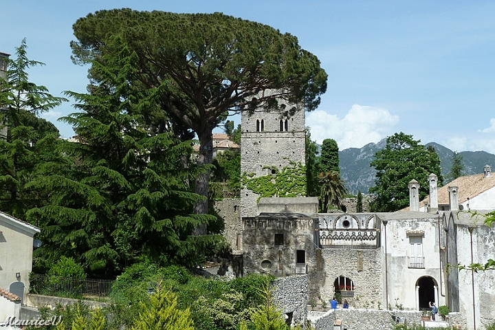 201305-452.jpg - Monastère de San't Agata où le "pin parapluie" est très répandu dans cette région
