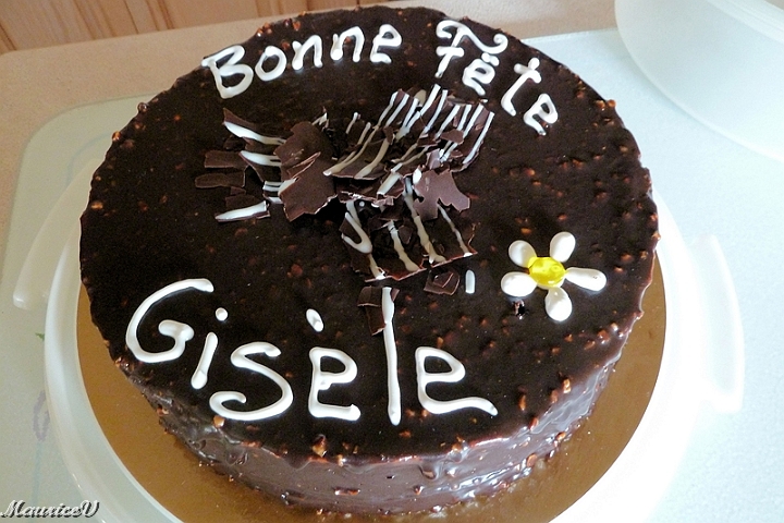 201307-Gisele-Gateau.jpg - C'était aussi l'occasion de devancer un peu la fête de Gisèle...
