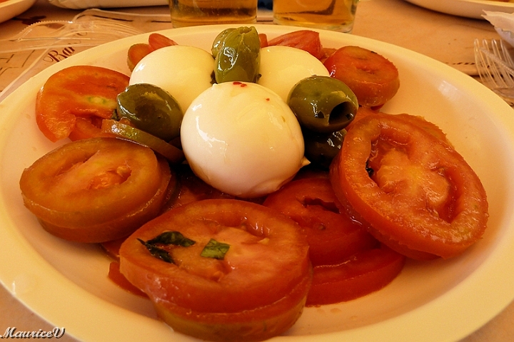 P1050219.jpg - La mozzarella di Buffala est un fromage frais à pâte filée de saveur douce; fabriquée à base de lait de bufflesse