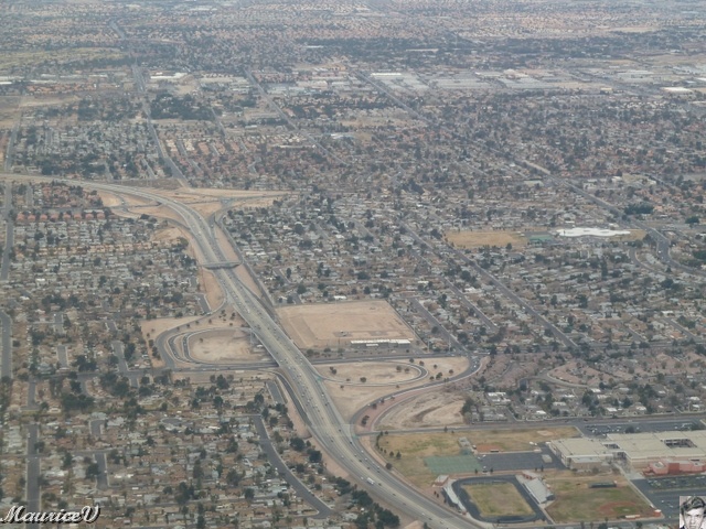 P1000210.JPG - Secteur résidentiel.   La population du grand Las Vegas avoisine les 2 millions.
