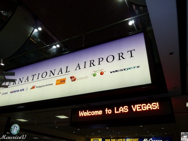 P1000213.JPG - À l'aéroport, nous marchons beaucoup pour rejoindre le kiosque des bagages.Déjà, des machines à sous nous sautent au yeux.