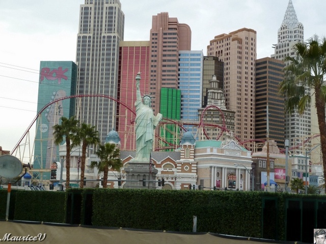 P1000219.JPG - En se dirigeant vers notre hôtel, ces édifices nous impressionnent.