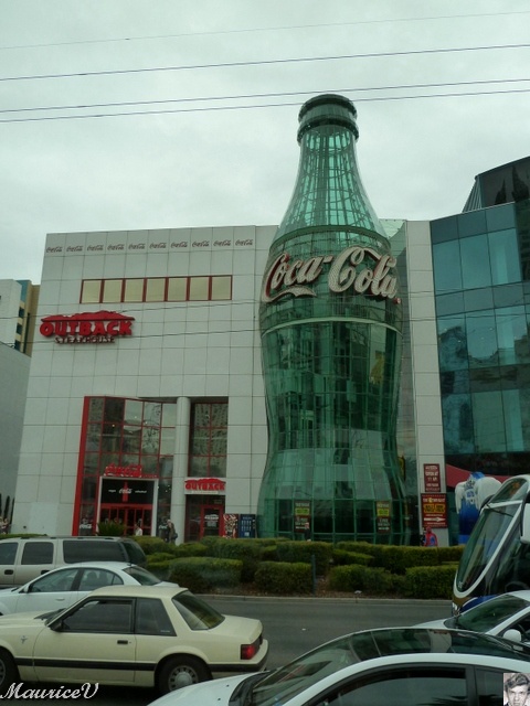 P1000224.JPG - Coca Cola World est une boutique qui mérite absolument une petite halte. De nombreux objets dérivés à l'effigie de la petite bouteille sont étalés à l'intérieur..