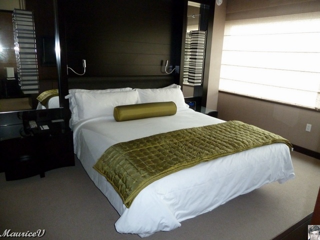 P1000225.JPG - Notre luxueuse chambre du 2412.   Le matelas et l'oreiller épousent la forme de notre corps. Tout est nickel.