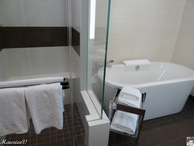 P1000231.JPG - Que dire de plus de la salle de bain, serviettes épaisses.