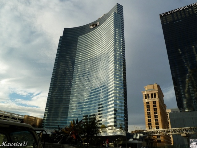 P1000236.JPG - Notre hôtel, le Vdara.  Nous avons profitez du centre de remise en forme, du spa et de  la piscine extérieure. Un autre avantage, il n'y a pas de casino dans cet hôtel-apart.