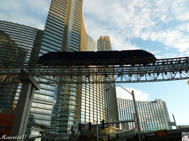 P1000237.JPG - Ce deuxième  monorail mène du MGM Grand au Bally's et il est payant.