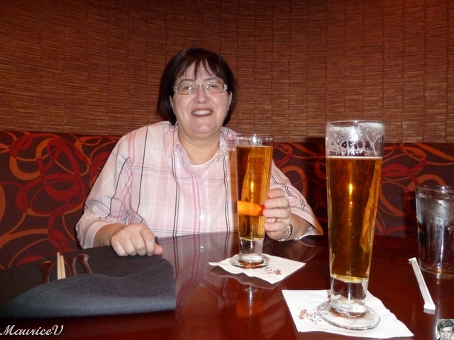 P1000239.JPG - Après une bonne journée de marche, il ne faut pas manquer le "Happy Hour".C'est bruyant et plein de monde.