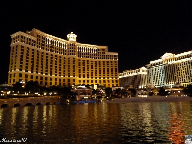 P1000242.JPG - L'hôtel Bellagio compte 3 933 chambres sur 35 étages. Cet hôtel de grand luxe a coûté plus de 1,3 milliard de dollars. Dans un style italien, il présente une grande galerie de boutiques de luxes.