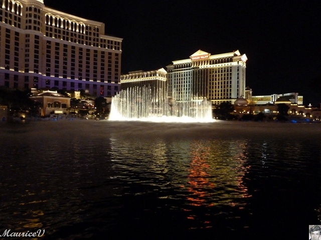 P1000245.JPG - Les somptueux jets d'eau du Bellagio, qui dansent sur la musique.  Le Ceasars Palace est à droite.