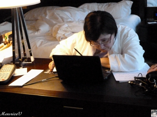 P1000261.JPG - Avec l'internet, Gisèle complète ses itinéraires pour le lendemain.  Quel précieux outil de voyage ce petit Asus de 10".