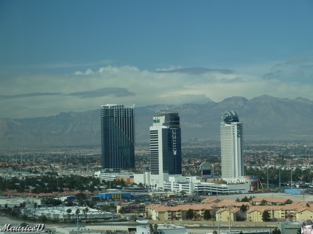 P1000267.JPG - Les 2 tours de droite représentent le Palms Casino Resort. Cet hôtel appartient à la famille Maloof. Il y a seulement 800 chambres mais on retrouve 2400 machines-à-sous et 55 tables de jeu.
