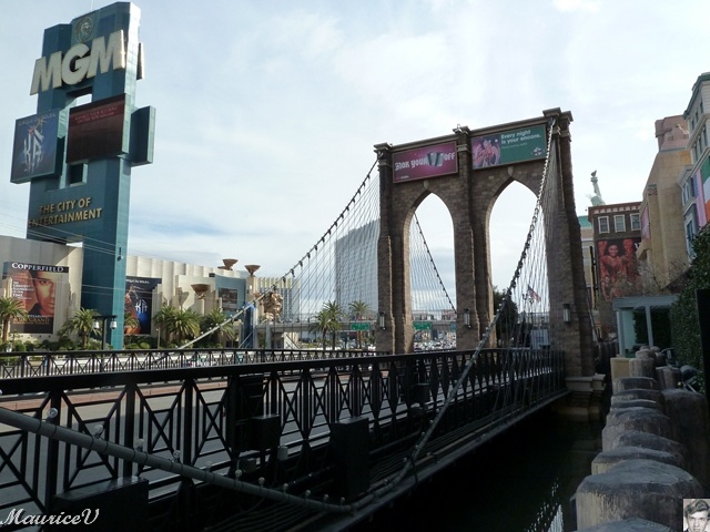 P1000268.JPG - Un pont pour les piétons qui représente celui de Brooklyn  à New York.