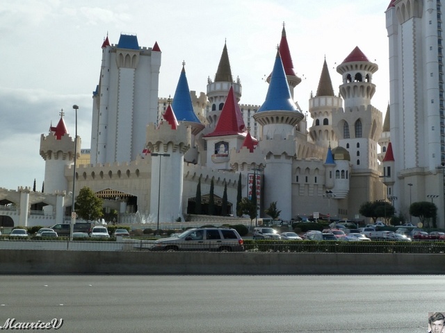 P1000271.JPG - L'Excalibur exploite le thème médiéval et se compose de 4000 chambres.  En 2005, elle est acheté par le groupe rival MGM Mirage.