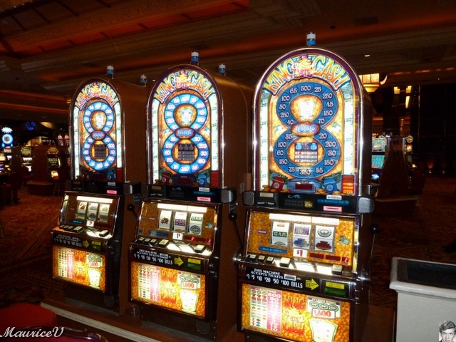 P1000276.JPG - On devient  écoeurer de voir toutes ces machines, surtout que nos gains ont été négatifs au boute.  Une chose détestable est le droit de fumer dans ces lieux.