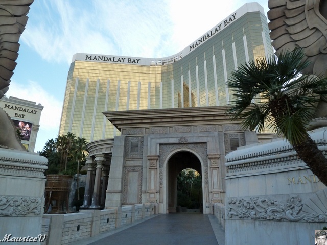 P1000284.JPG - Cet hôtel de grand luxe compte 4800 chambres.  Un métro aérien relie cet hôtel au Luxor et à l'Excalibur. Il est également doté d'une énorme piscine avec une rivière avec courant.