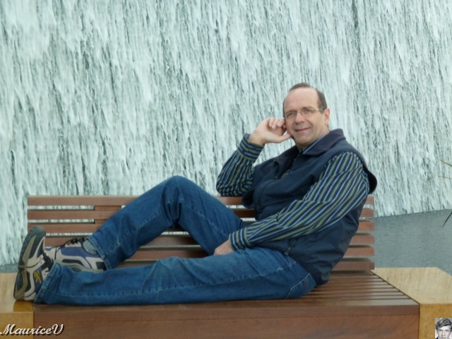 P1000295.JPG - Un repos en attendant l'autobus pour notre journée à Hoover Dam