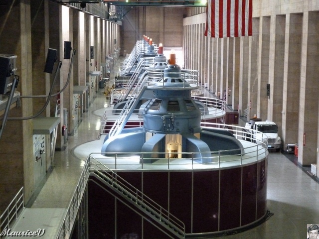 P1000317.JPG - Cette centrale électrique se compose de 16 générateurs, soit huit de chaque coté de la rivière.