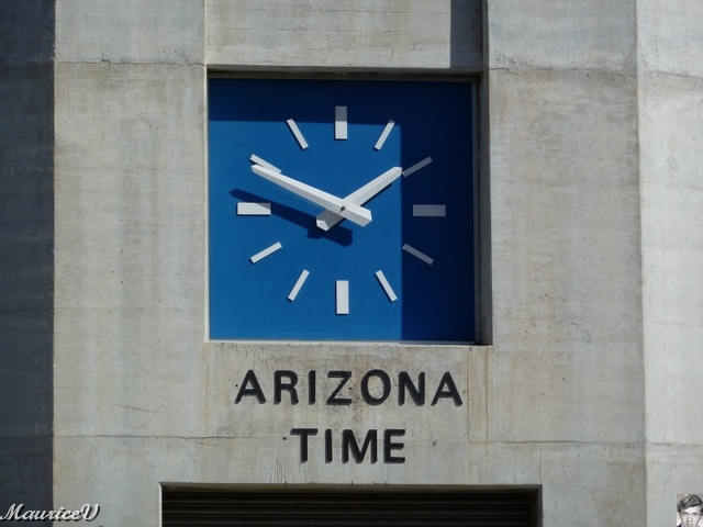P1000332.JPG - L'eau du barrage séparer  deux états. À noter que l'heure est avancée d'une heure à l'Arizona par rapport au Nevada.