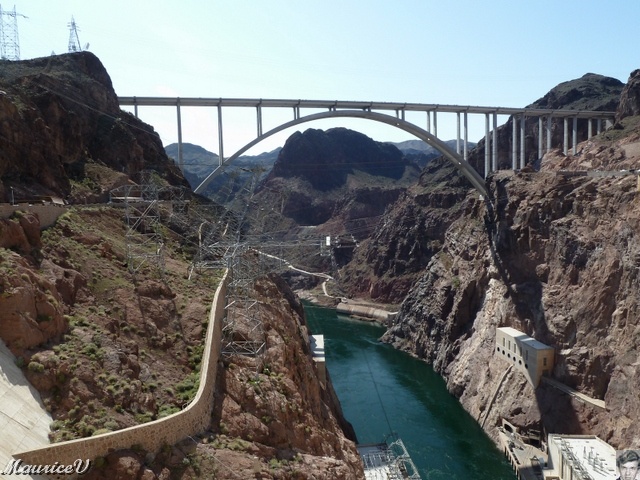P1000333.JPG - Après 8 ans de travaux, ce gigantesque pont  "Hoover Dam Bypass" enjambe le vide pour rallier le comté de Clark dans le Nevada au comté de Mohave dans l’Arizona. Ce pont de plus de 600 mètres de long fut inauguré en novembre 2010.