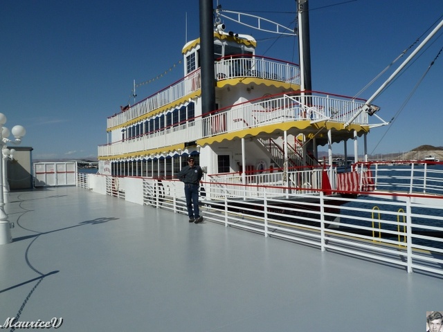 P1000351.JPG - Maurice, avant l'embarquement, où un repas froid nous était servi.