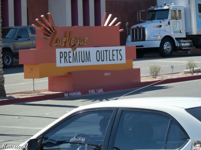 P1000388.JPG - Utilisons le transport en commun, pour s'acheter des souliers et du linge pour nos petites filles.  Un centre commercial bien aménagé.  Il fallait arriver tôt avant la cohue de l'après-midi.