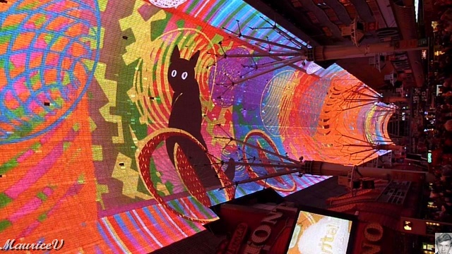 P1000401.JPG - Pour attirer les touristes, deux millions de lumières sont utilisées pour créer ce spectacle animé de sons et lumières sur Fremont Street.