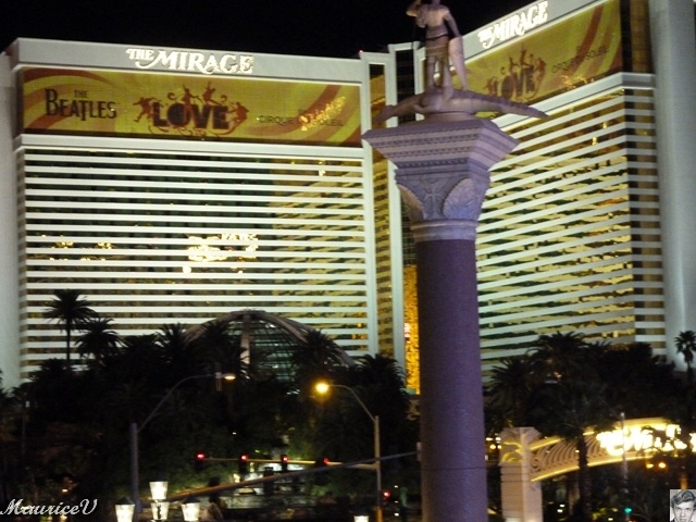 P1000405.JPG - L'hôtel "The Mirage" est un des premiers grands complexes hôteliers de Las Vegas. Il propose 3 044 chambres et sa construction a coûté 730 millions de dollars. Dans l'hôtel, un aquarium de 90 000 litres, un habitat pour les dauphins et aussi un habitat pour les tigres blancs.