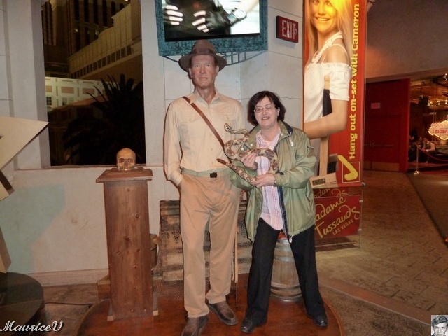 P1000406.JPG - Au musée de madame Tussauds, Gisèle devient exploratrice.  J'ai peur pour elle.