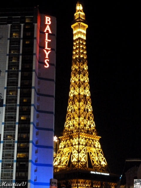 P1000407.JPG - Voci le Ballys vendu  pour 3 milliards au géant Hilton en 1986. (Anciennement MGM Grand Hotel)  L'incendie de 1980 avait fait beaucoup de dégâts et 87 personnes ont connu la mort. Il est relié au Paris Las Vegas par une galerie commerçante et au MGM Grand par un monorail.