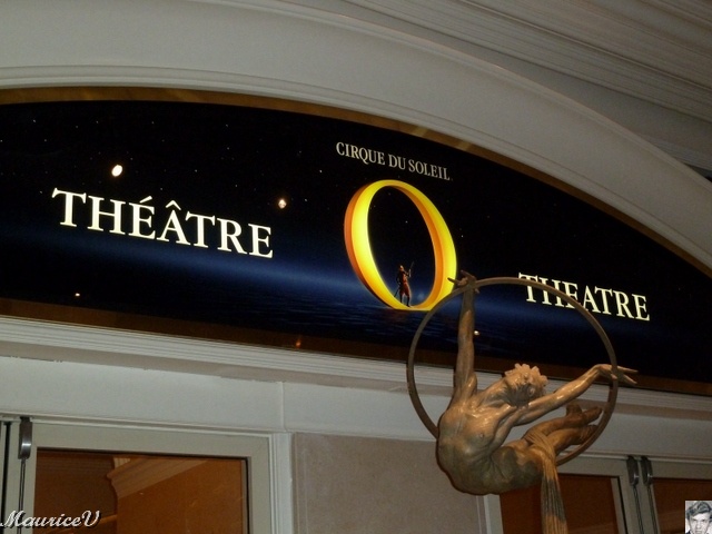 P1000413.JPG - À l'entrée des portes du théâtre.  Tout roule au quart de seconde.