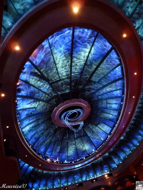 P1000415.JPG - Excellent spectacle d'O.  Ce plafond est a 60 pieds et/ou des acrobates en ressortent. 70 artistes sur scène.