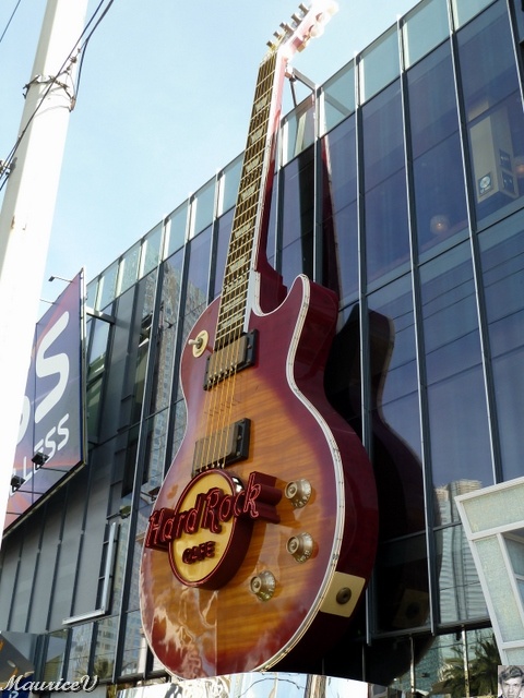 P1000417.JPG - Hard Rock Cafe est une chaîne de restauration.  Mais en  1995, avec son achanladage accrue, Peter Morton ouvrit le premier Hard Rock Hotel & Casino.