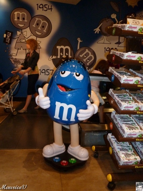 P1000419.JPG - En plus des célèbres confiseries au chocolat et cacahuètes, nous avons visionné un film en 3D au troisième étage.